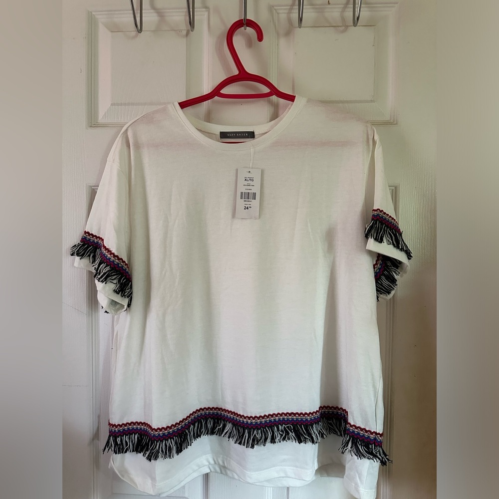 White top with fringe pattern